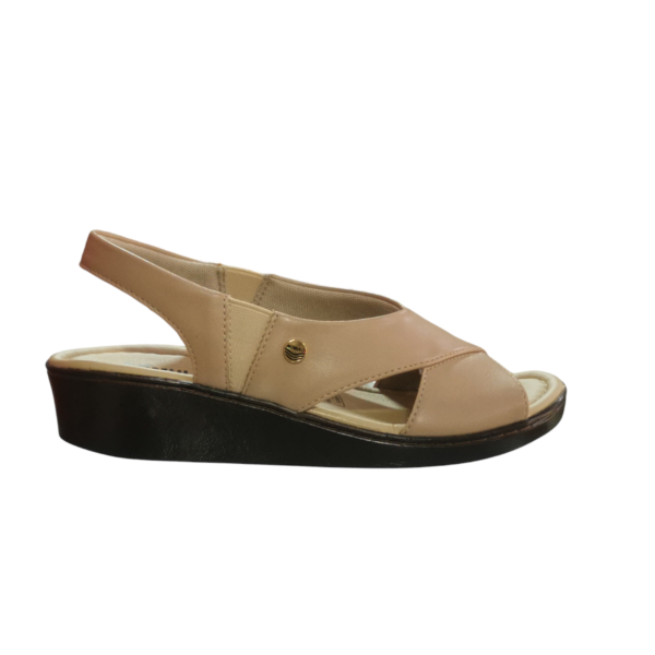 Sandalia ergonómica en color beige con diseño abierto y detalles cruzados, ajuste trasero y suela en cuña, ideal para estilo y comodidad Calzado Rómulo Bogotá | Zapatos Ergonómicos