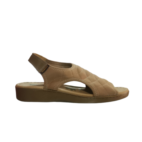 Sandalia ergonómica en color beige con diseño acolchado y ajuste trasero, perfecta para comodidad y uso casual Calzado Rómulo Bogotá | Zapatos Ergonómicos