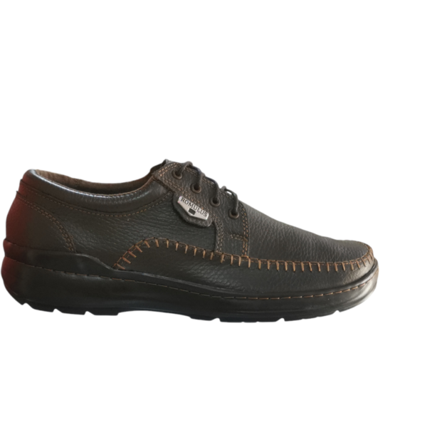 Zapato ergonómico estilo casual en color marrón oscuro con costuras decorativas visibles y diseño resistente, ideal para comodidad diaria Calzado Rómulo Bogotá | Zapatos Ergonómicos