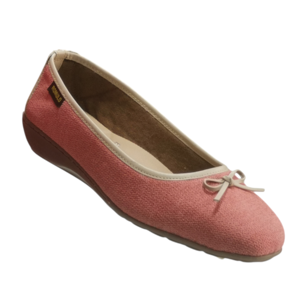 Zapato ergonómico tipo bailarina de Calzado Romulo Bogota | Zapatos Ergonomicos, en color rosa coral con diseño de tela y lazo decorativo, perfecto para un estilo casual y comodidad en el uso diario.