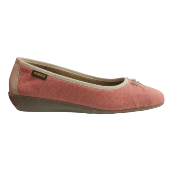 Zapato ergonómico tipo bailarina de Calzado Romulo Bogota | Zapatos Ergonomicos, en color rosa coral con diseño de tela y lazo decorativo, perfecto para un estilo casual y comodidad en el uso diario.