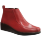 Botín ergonómico con plataforma de Calzado Romulo Bogota | Zapatos Ergonomicos, en color rojo con diseño de cuero texturizado, detalles perforados y costuras decorativas, ideal para un estilo moderno y confortable.