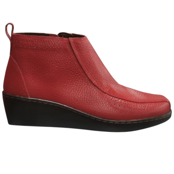 Botín ergonómico con plataforma de Calzado Romulo Bogota | Zapatos Ergonomicos, en color rojo con diseño de cuero texturizado, detalles perforados y costuras decorativas, ideal para un estilo moderno y confortable.
