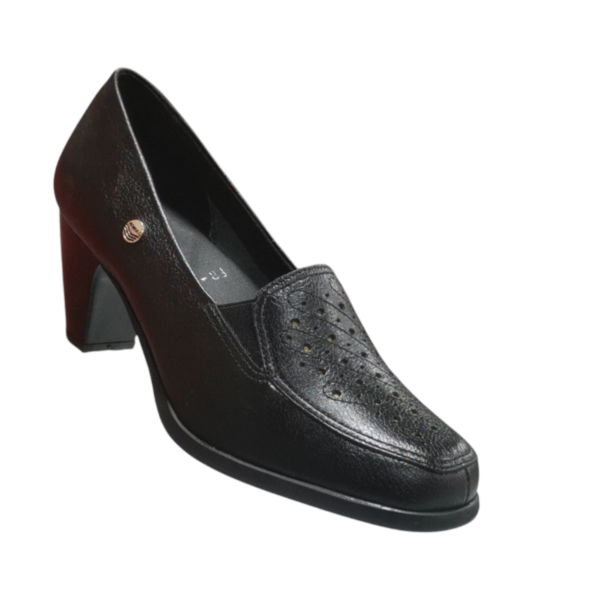 Zapato ergonómico de tacón medio de Calzado Romulo Bogota | Zapatos Ergonomicos, en color negro con diseño de cuero clásico y detalles perforados, perfecto para brindar elegancia y comodidad en eventos formales. Rómulo Ejecutivo Cuero Ref. 4025 - Calzado Rómulo Bogotá
