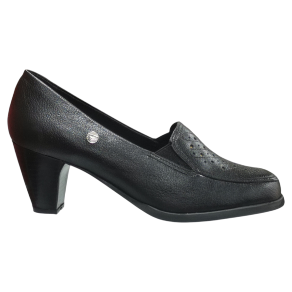 Zapato ergonómico de tacón medio de Calzado Romulo Bogota | Zapatos Ergonomicos, en color negro con diseño de cuero clásico y detalles perforados, perfecto para brindar elegancia y comodidad en eventos formales.