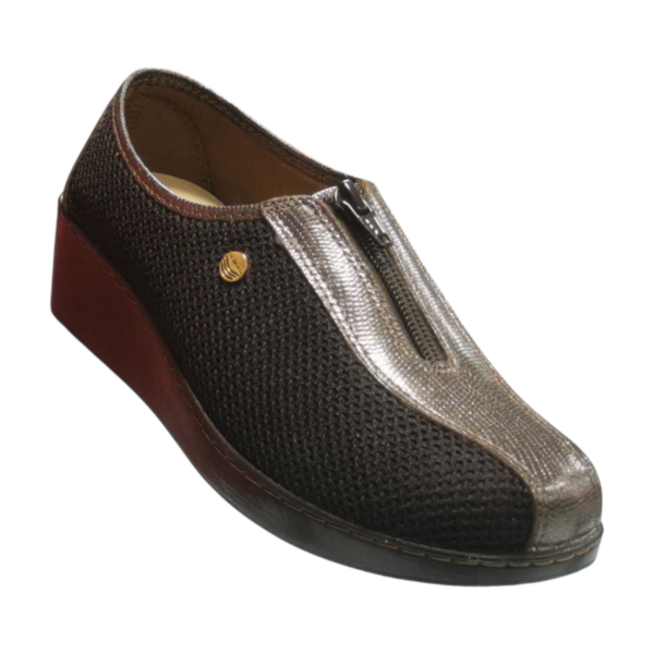 Zapato ergonómico con plataforma de Calzado Romulo Bogota | Zapatos Ergonomicos, en color negro con diseño de malla transpirable y detalles metálicos, ideal para combinar comodidad y estilo sofisticado.