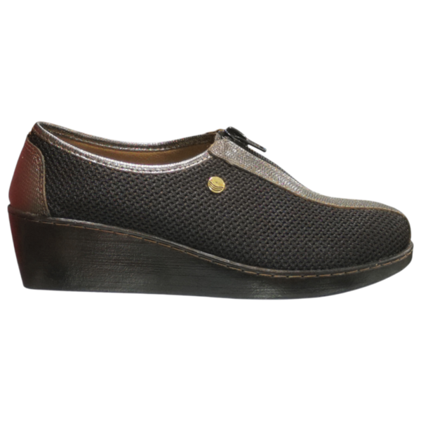 Zapato ergonómico con plataforma de Calzado Romulo Bogota | Zapatos Ergonomicos, en color negro con diseño de malla transpirable y detalles metálicos, ideal para combinar comodidad y estilo sofisticado.
